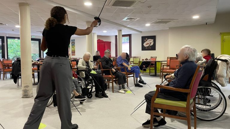 REPORTING.  “It helps them regain dignity”… Margaux Rifkiss, member of the French fencing team, teaches saber in a nursing home