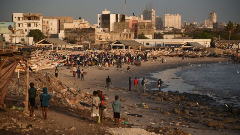 REPORTING.  “We are between cement and iron”: in Dakar, coastal construction sites stopped to slow down the concreteization of the peninsula