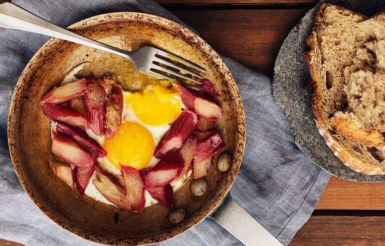 Recipe: fried eggs with rhubarb