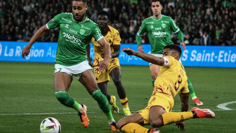 Saint-Etienne wins the first leg against Metz and takes an option on the climb