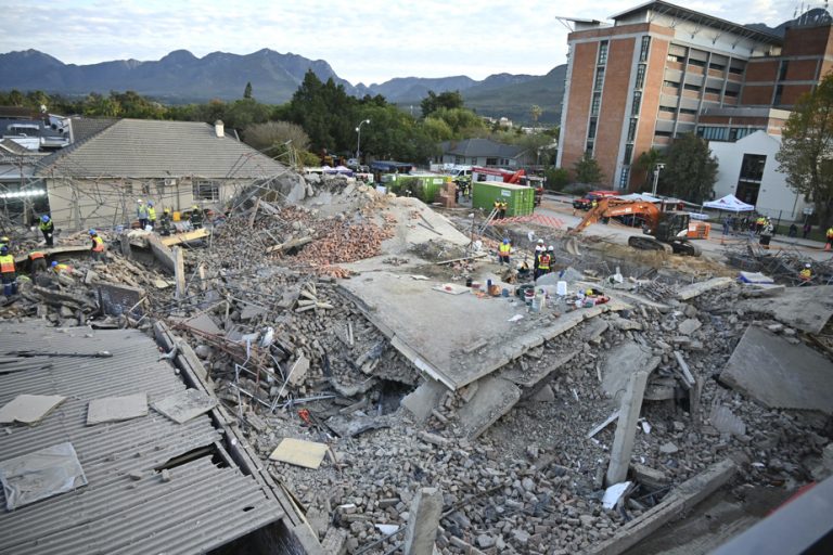 South Africa |  Seven dead, dozens trapped in collapsed building