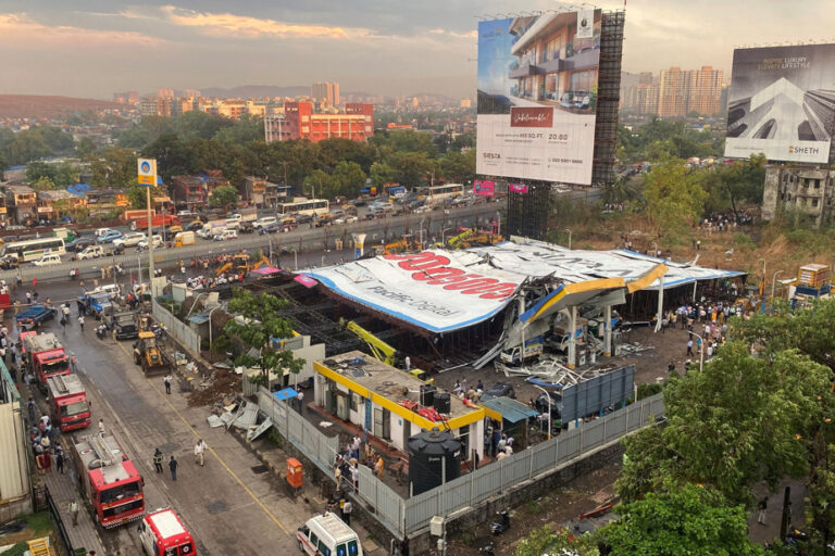 Storm in India |  Falling sign causes 12 deaths and 60 injuries