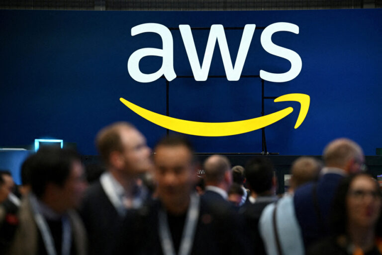 Surprise departure of Amazon Web Services boss