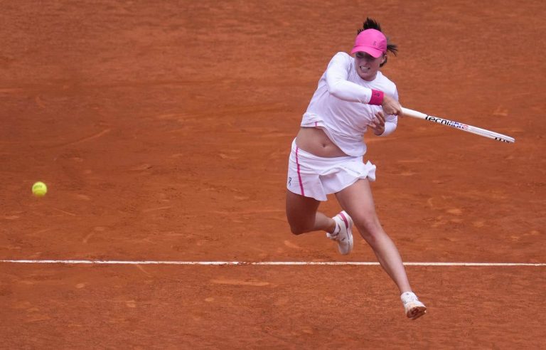 Swiatek dominates Keys in two sets and will be back in the final in Madrid