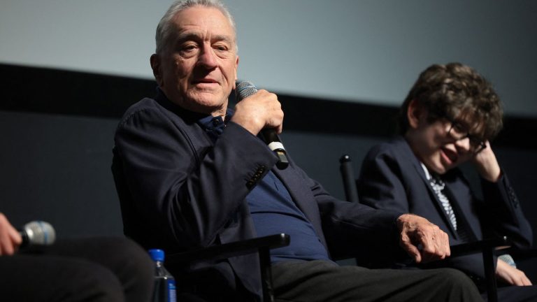 TRUE OR FALSE.  Did Robert De Niro defend Israel in front of pro-Palestinian students?