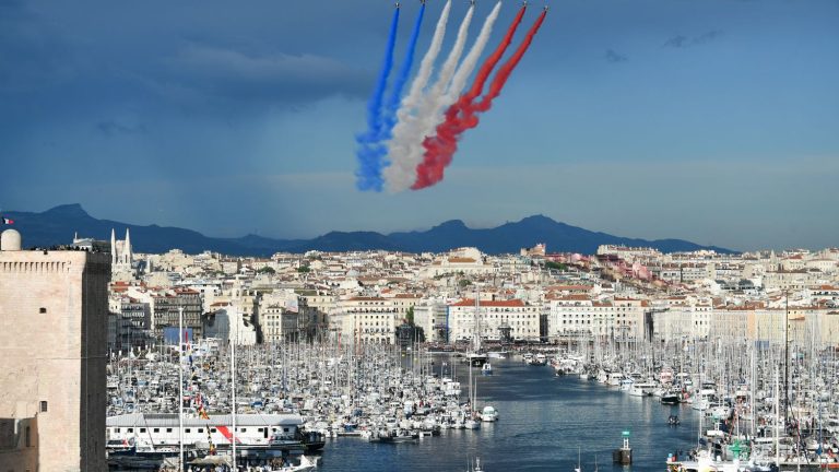 TRUE OR FALSE.  Did the Patrouille de France draw a Russian flag in the sky in Marseille during the arrival of the Olympic flame?