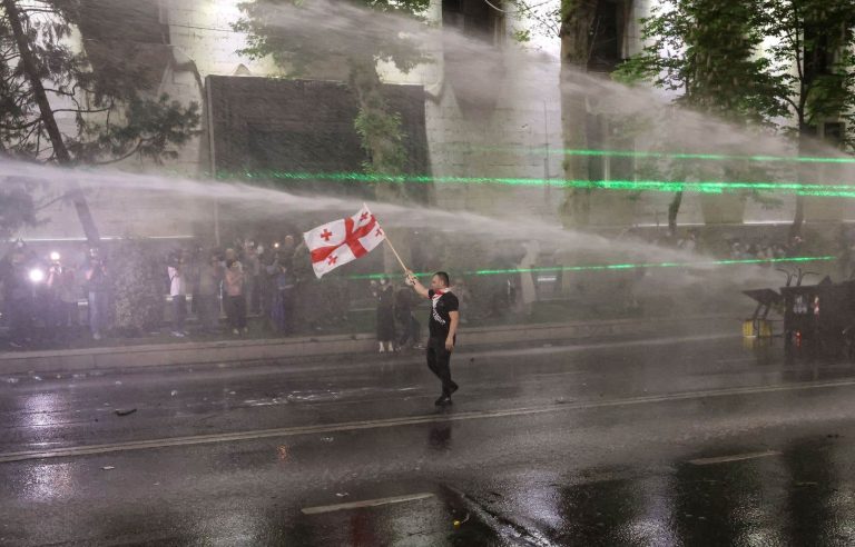 Tear gas and rubber bullets against pro-EU protesters in Georgia