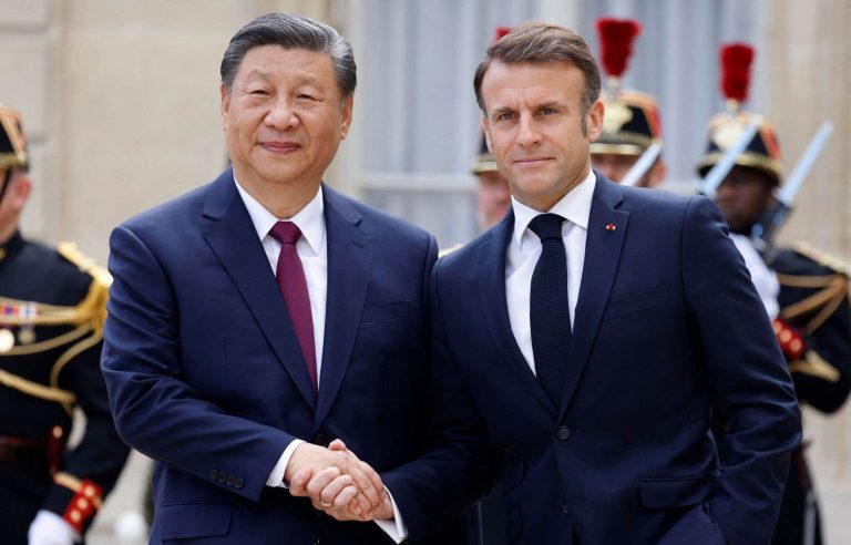 The French president welcomes the Chinese president on a European tour to the Élysée