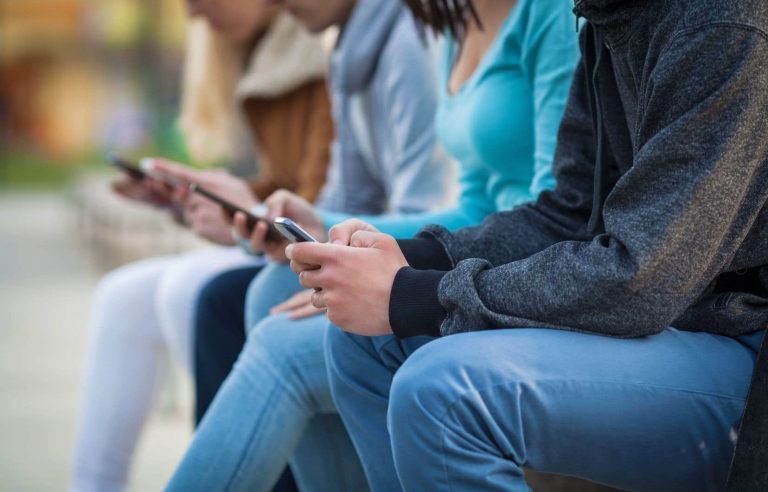 The Parti Québécois wants to ban cell phones during breaks and recess in schools