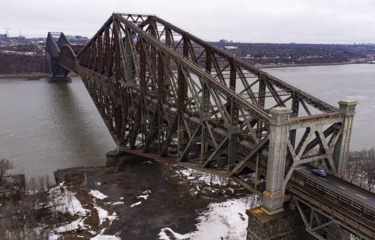 The federal government comes to an agreement with Canadian National to buy the Quebec Bridge.