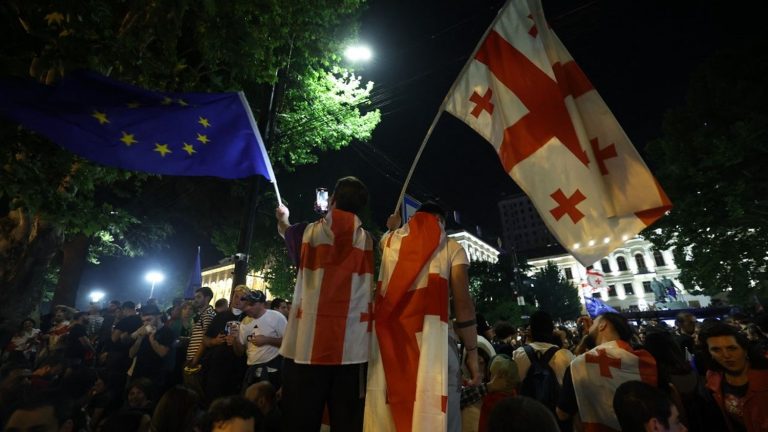 The law on “foreign influence” takes a new step in Georgia, tens of thousands of demonstrators take to the streets again