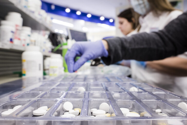 There is a shortage of approximately 3,000 pharmacists in Quebec