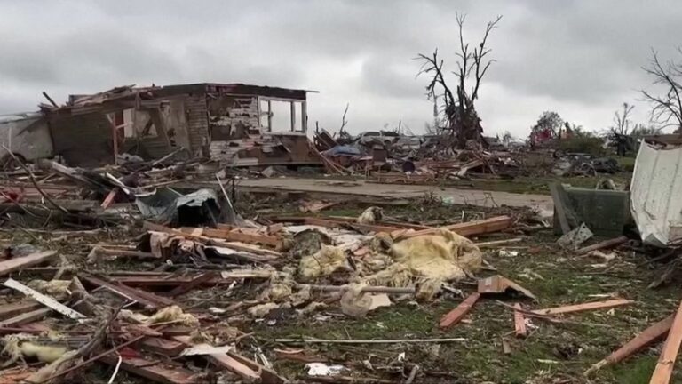 Tornado devastates Iowa town