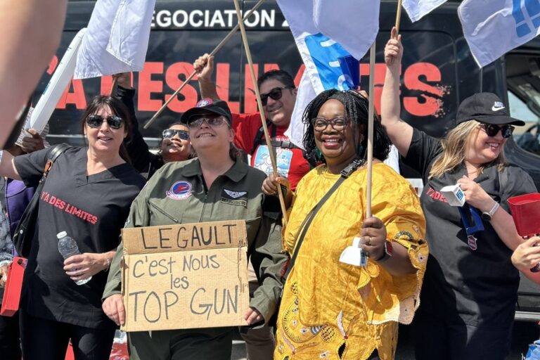 Unions demonstrate at the CAQ general council