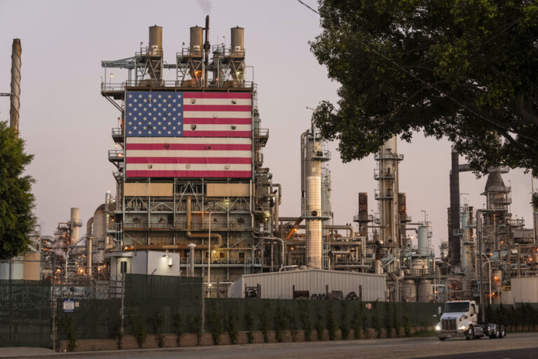 United States |  Unexpected drop in crude oil stocks, refineries accelerate