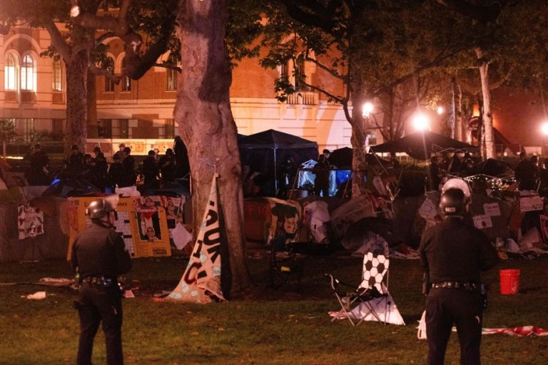 University of Southern California |  Pro-Palestinian demonstrators leave after police intervention