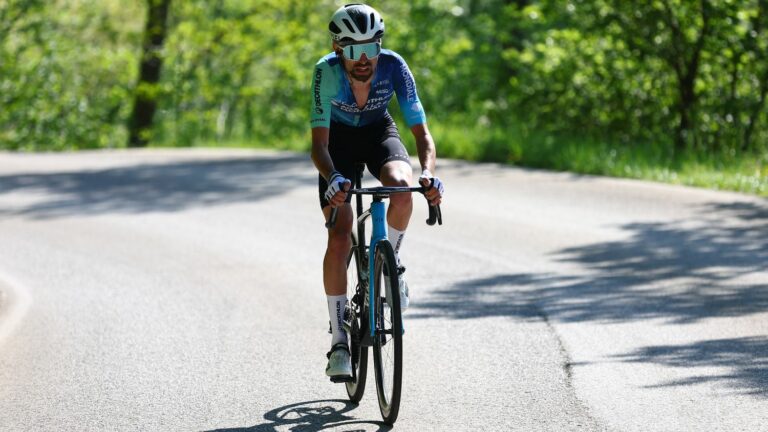 Valentin Paret-Peintre triumphs at the top on the 10th stage, Romain Bardet second