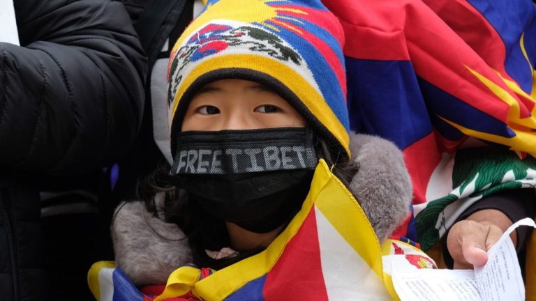 Visit of the Chinese president to France: Tibetans and Uighurs protest and challenge Emmanuel Macron