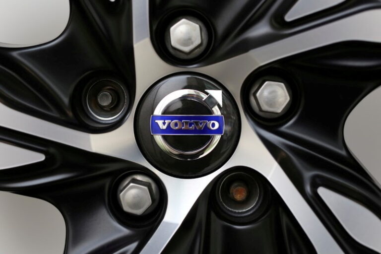 Volvo prepares the release of its Tesla Model Y rival