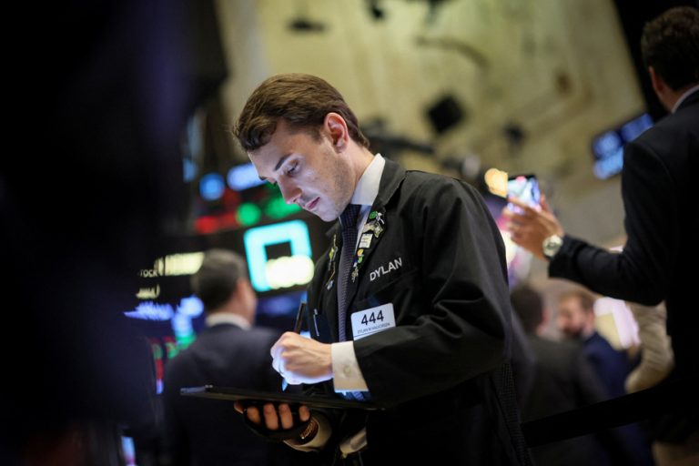 Wall Street ends up thanks to a decline in bond rates