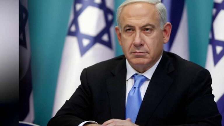 What does Benyamin Netanyahu risk after requesting an arrest warrant?