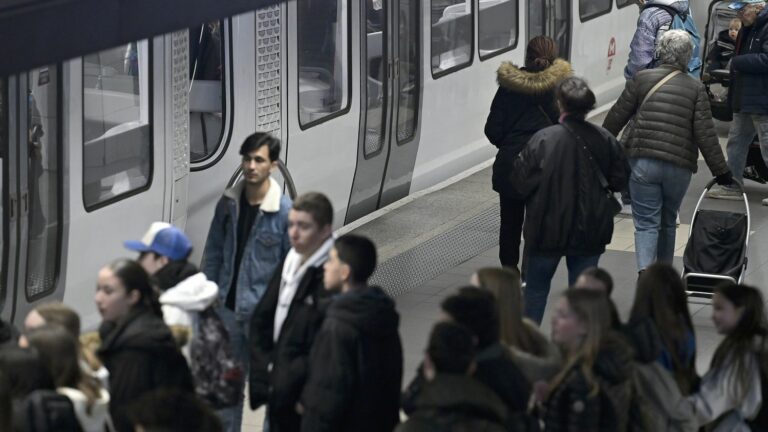 a man injures several people with a knife in the metro before being arrested