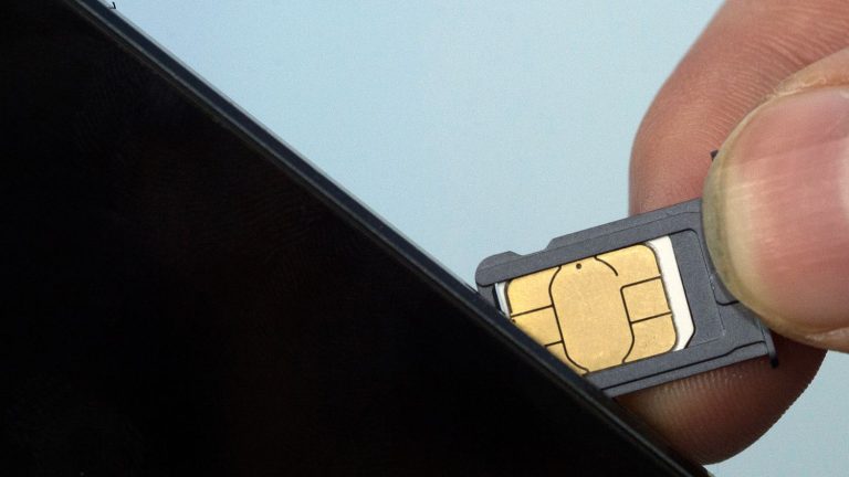 after headphone jack, Apple pushes to remove SIM card slot