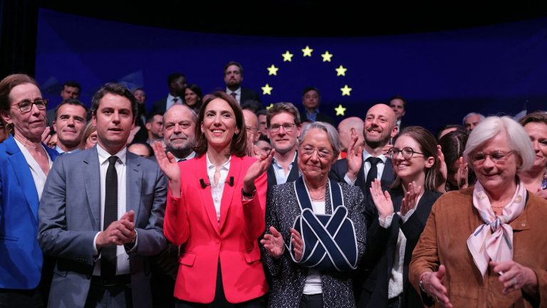 at a meeting in Paris, the presidential camp calls for “general mobilization” to support Valérie Hayer