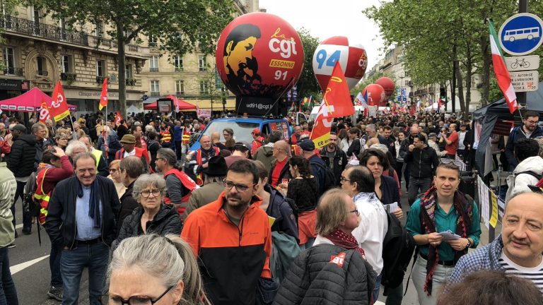 between “resignation” and “anger”, the procession marched in dispersed order in Paris