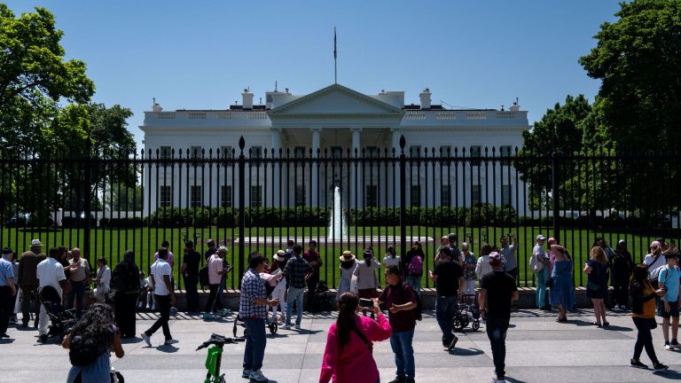 car crashes into White House gate, driver killed