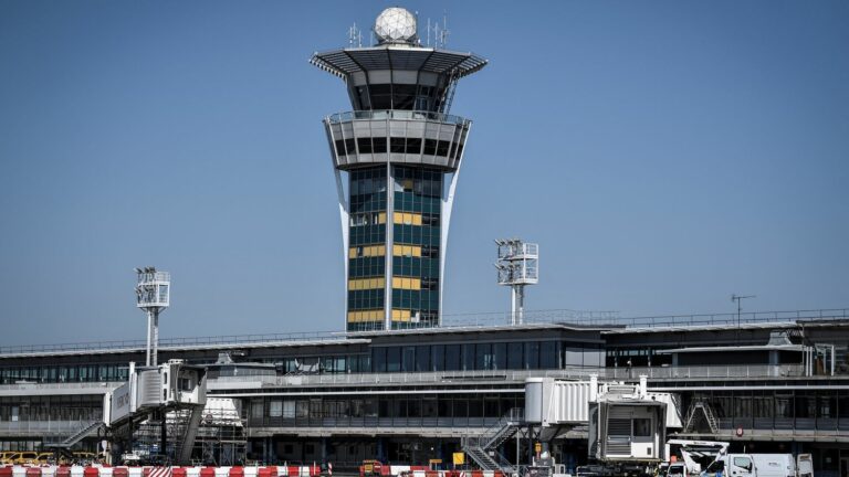 companies called to cancel 70% of their flights scheduled at Paris-Orly this weekend