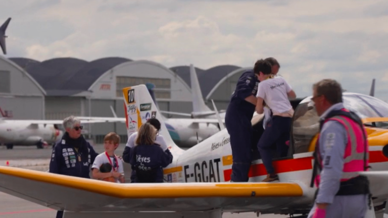 disabled and able-bodied children fly together thanks to the “Rêves de gosses” association