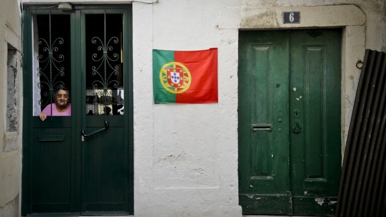 faced with the housing crisis, these Portuguese forced to return to live with their parents