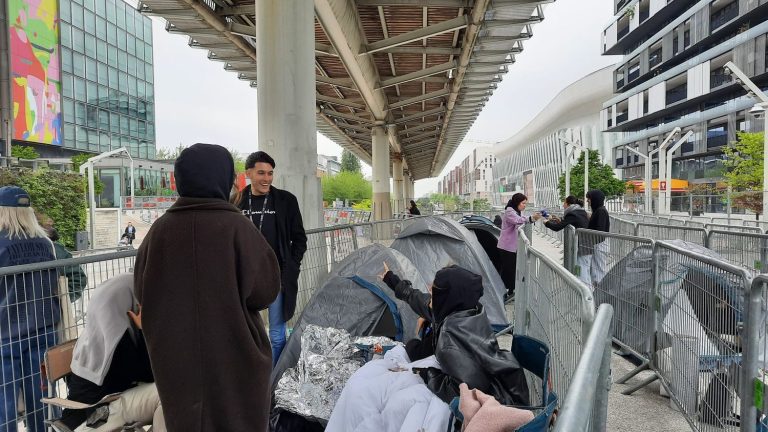 fans of the American star have already set up their tents in front of La Défense Arena