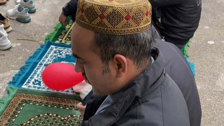 in Italy, Muslims forced to pray in the street after their places of worship were closed by a town hall