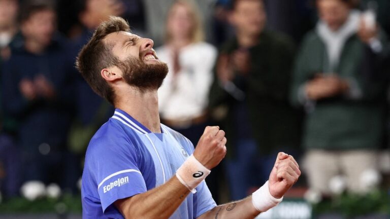 last Frenchman in the running, Corentin Moutet ignites Suzanne-Lenglen and qualifies for his first round of 16