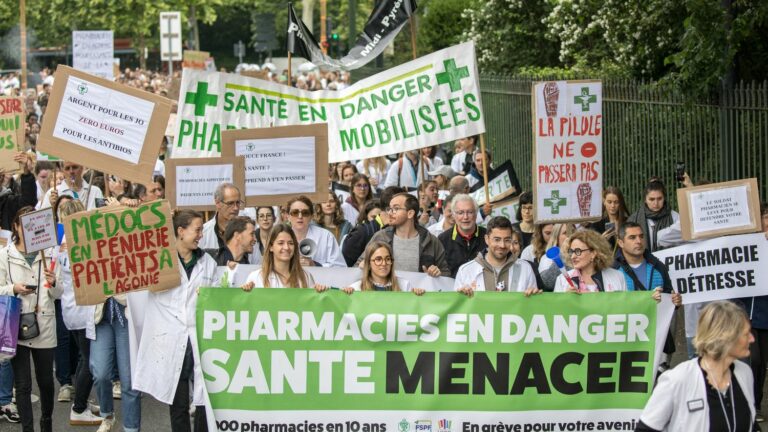 pharmacists demonstrate in front of the Ministry of Health