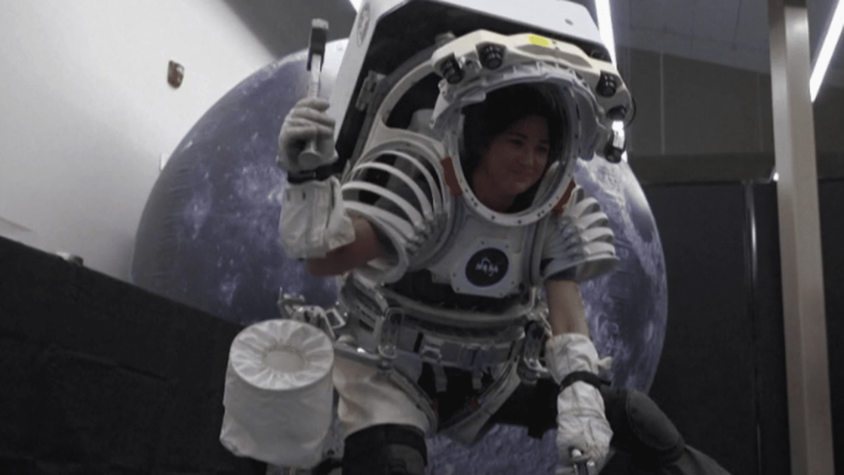 prototypes of NASA astronauts’ suits to go to the Moon revealed