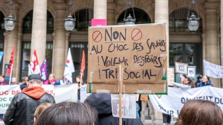 teachers and parents mobilized throughout France to say “no to the sorting school”