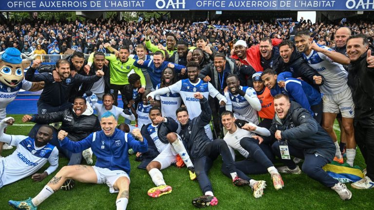 the Auxerrois win the title and validate their return to Ligue 1 with one day remaining