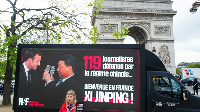 the Chinese president arrived at the Elysée, and received by Emmanuel Macron