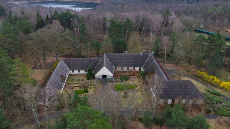 the authorities ready to offer the former villa of the Nazi Joseph Goebbels, near Berlin, for lack of being able to find a second life for it