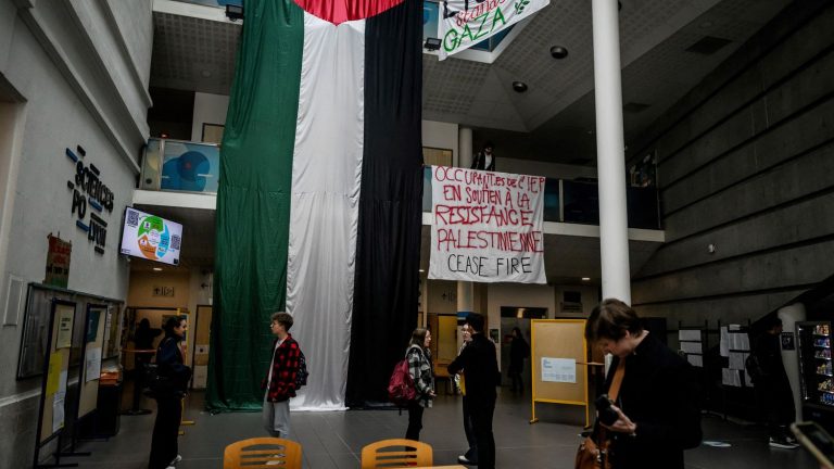 the management of Sciences Po Lyon asks the hundred students to leave the premises or risk calling the police