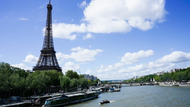 the technical test of the boats for the opening ceremony postponed due to the current flow of the Seine