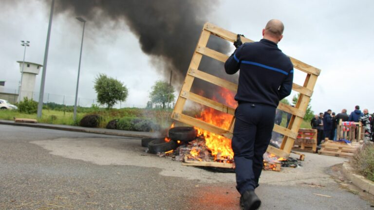 third day of prison blockade in France, after the attack on a van