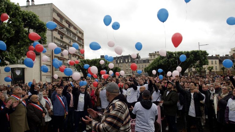 thousands of people gather in Châteauroux for a white march