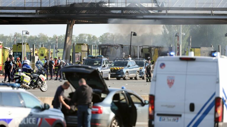 two buses on fire on the sidelines of clashes between OL and PSG supporters on an A1 toll booth near Arras