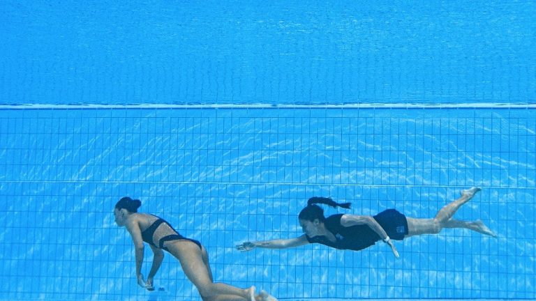 two years after her discomfort in the middle of the pool, the American miracle worker Anita Alvarez discovers the Olympic swimming pool of Saint-Denis