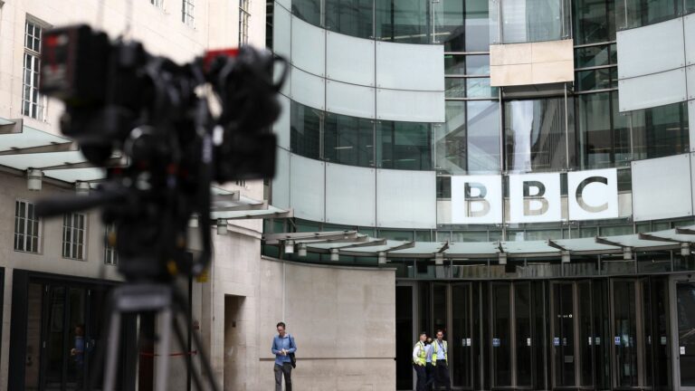 what does the British model of the BBC look like, which some would like to draw inspiration from in France?