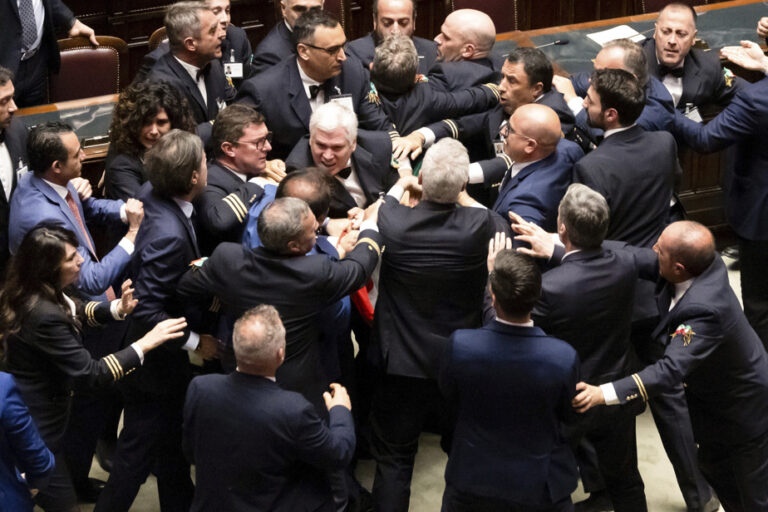 In Italy, a fight in the hemicycle causes controversy